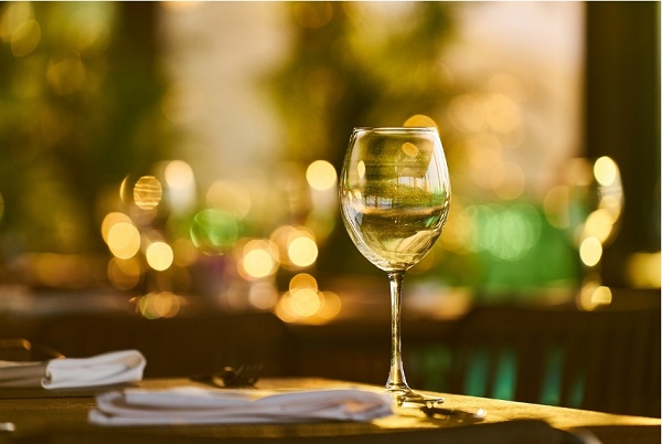 揭开葡萄酒的神秘面纱：避开常见的品鉴误区